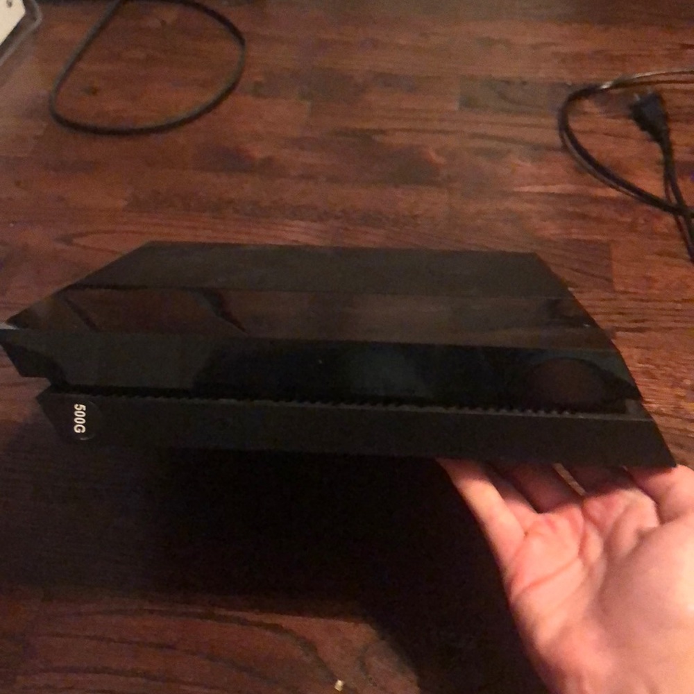 PlayStation 4 - Picture 2 of 6